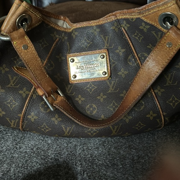 Authentic Louis Vuitton ladies bag in good condition, and recently cleaned. - Picture 2 of 11
